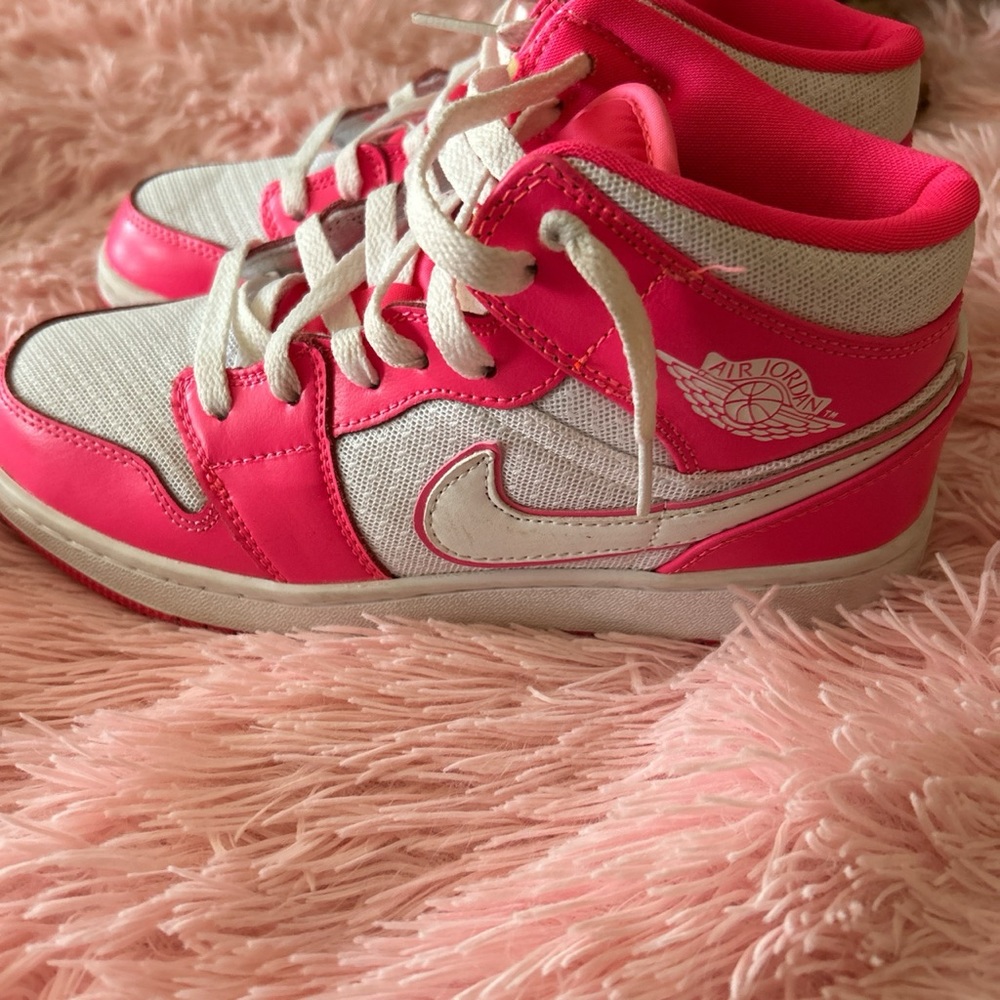 pink nike jordan’s